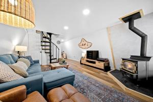 Cozy Modern Remodeled A-Frame with Grills & Deck