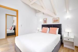 Sunny House with Patio, Walk to Attractions