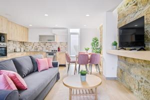 Sunny House with Patio, Walk to Attractions