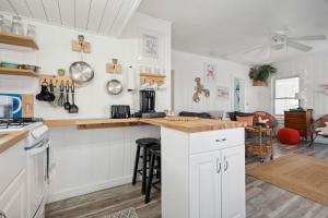 Lorraines Landing 2 Min to Beach Pet-Friendly