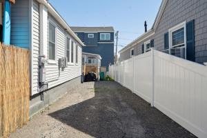 Lorraines Landing 2 Min to Beach Pet-Friendly