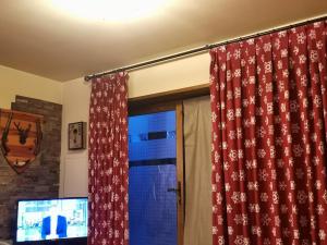 Casa de piedra y madera vistas a montañas y prados