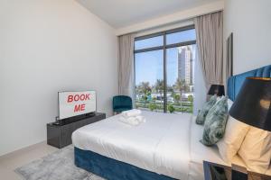 Free housekeeping visits during your stay - StayShort - Bright & Elegant 2BR in Creek Harbour