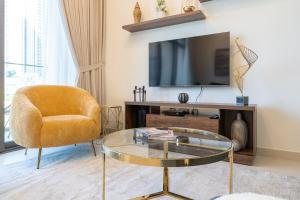Free housekeeping visits during your stay - StayShort - Bright & Elegant 2BR in Creek Harbour
