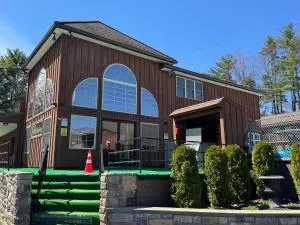 Mohican Resort Motel, Conveniently located to all Lake George attractions - غلينز فولز