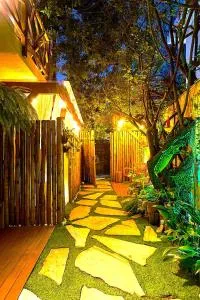 Petite Suite Juquehy - A 2 quadras do Mar - Pequena mas completa - 13 metros quadrados - Ar cond - Frigobar - Microondas - TV Smart - Serviço de Praia - Roupa cama e banho luxo - Wi Fi - Janelas e portas acústicas - Espaço livre de mofo - Tudo Novo! - Praia de Juquehy