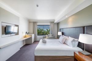 Tropical Resort Living on Darwin Harbour with Pool