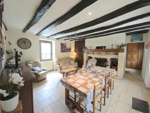 Maisons de vacances Maison en pierres avec jardin et parking pres de Sarlat - FR-1-616-478 : photos des chambres