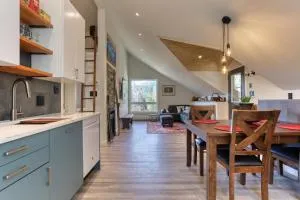 Levi's Place on 5 acres by the lake - Kaslo