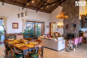 Under The Stars by StayVista - 3BHK Mountain-View Cottage with Bar