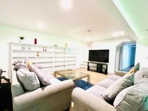 Charming 2-bedroom and 1 Full bath basement apartment with WiFi and AC in lovely Edmonds - 林伍德