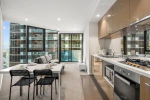 2BR Prime Spot! Steps from Crown & Yarra River