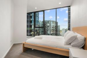 2BR Prime Spot! Steps from Crown & Yarra River