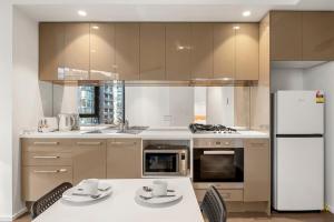 2BR Prime Spot! Steps from Crown & Yarra River