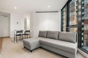 2BR Prime Spot! Steps from Crown & Yarra River