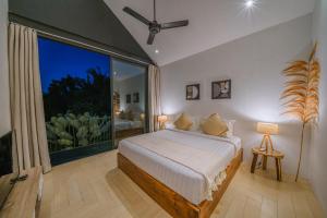 Villa RIZR: Industrial 3BR villa nearby Berawa Beach