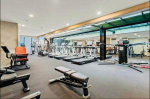 Elegant Spacious Apartment in the Heart of CBD with Free Parking, Pool & Gym