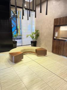 Elegant Spacious Apartment in the Heart of CBD with Free Parking, Pool & Gym
