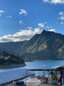 Casa con vista al lago y parqueo en la zona viva
