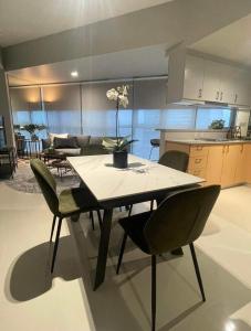 uptown parksuites tower 2