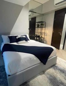 uptown parksuites tower 2