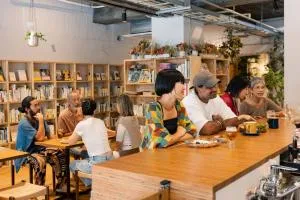 NOVELS Hostel and cafe bar and Books - Ueda