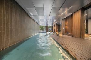 1BR Apartment Near CBD with Pool Access