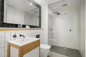 1BR Apartment Near CBD with Pool Access