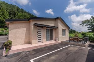 Jeju Albam Oreum House Pension