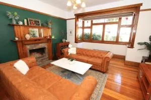 Historic English Manor in New Town - Risdon