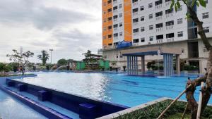 Comfort Stay 2BR at Green Pramuka City Apartment By Travelio