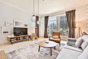 Vibrant 1BR APT with Burj Khalifa View