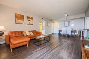 Sunny 2BDR in SM Pool & Gym - 5 min to the beach!