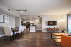 Sunny 2BDR in SM Pool & Gym - 5 min to the beach!