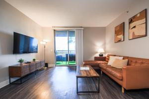 Sunny 2BDR in SM Pool & Gym - 5 min to the beach!