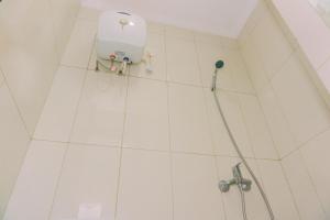 Homey and Modern Look 1BR at Asatti Apartment By Travelio