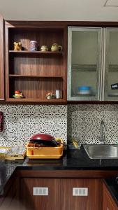 Apt 09 Puncak Dharmahusada 3BR Free Wifi Netflix