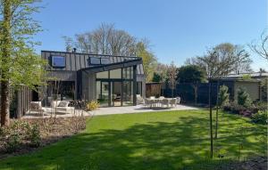 Cozy Home In Ouddorp With Wifi
