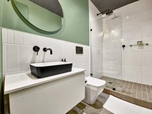 The Duke 1-Bedroom with Rooftop Pool Views