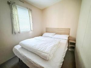 Wonderful Dog-Friendly Caravan At Kessingland Beach In Suffolk Ref 90033Bc