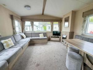 Wonderful Dog-Friendly Caravan At Kessingland Beach In Suffolk Ref 90033Bc