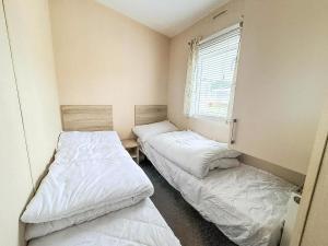 Wonderful Dog-Friendly Caravan At Kessingland Beach In Suffolk Ref 90033Bc