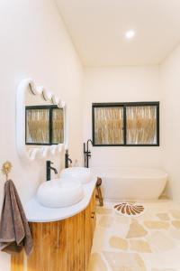 Trendy Boho 3BR Cozy Living 5min to La Brisa