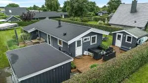 Cozy Little Holiday Home Near The Beach - Avernæs