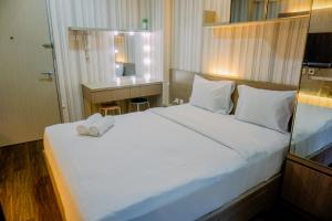 Studio Furnished with Comfort Design Green Bay Pluit Apartment By Travelio