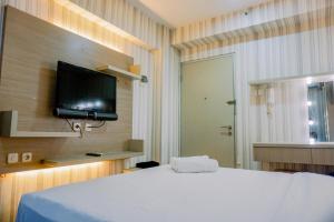 Studio Furnished with Comfort Design Green Bay Pluit Apartment By Travelio
