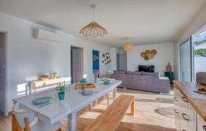 Maisons de vacances Stunning Home In La Bree-Les-Bains : photos des chambres