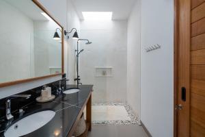 Villa Le Blanc - Tropical Luxury 3BR Villa with Pool & Rooftop Views in Tumbak Bayuh