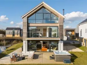 Pass the Keys Stunning 5 bedroom lake-house hot tub views - Oaksey
