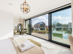 Stunning 5 bedroom lake-house hot tub views - Pass the Keys